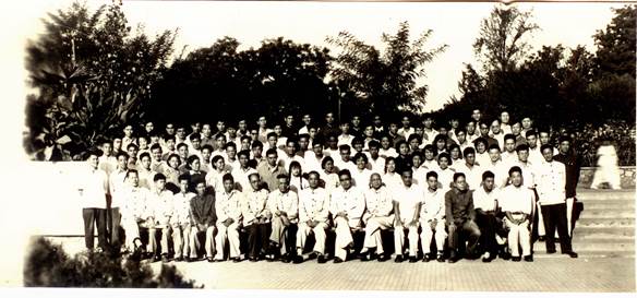 (五)4北京大学法律系(重建后)首届毕业生留影(1958年8月于燕园)